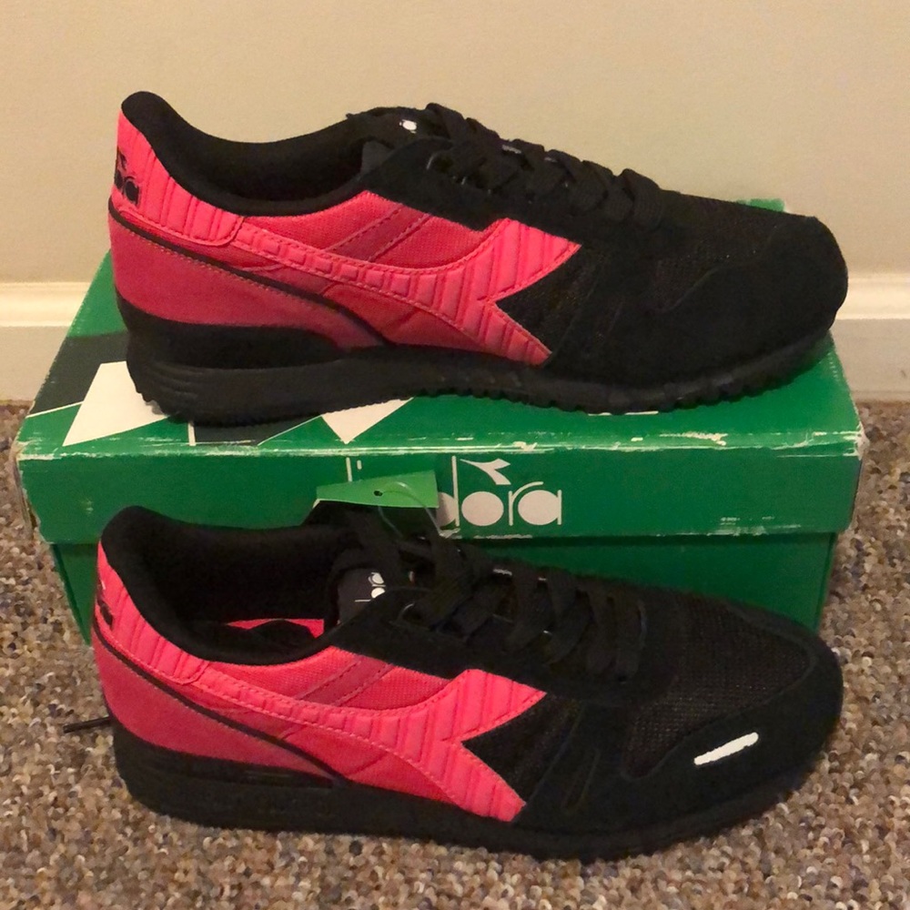 Diadora Titan II black tomato sneakers